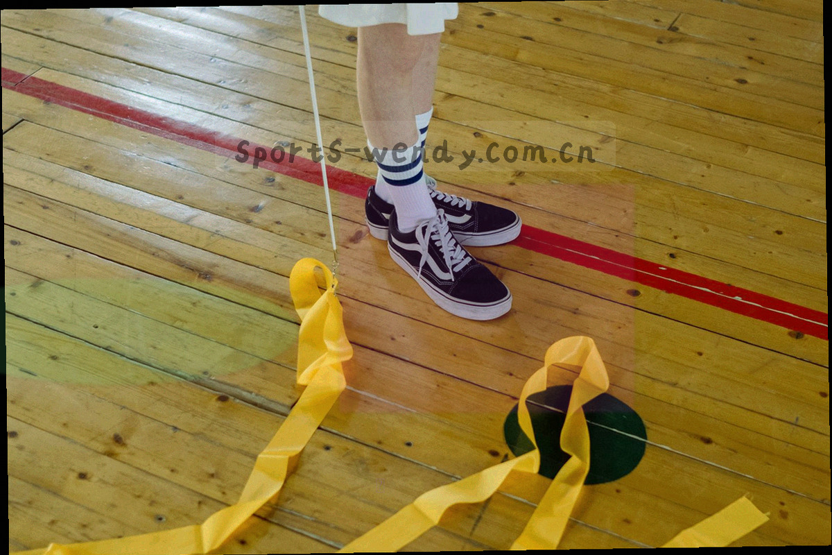 斜角裁切的篮球比赛画面缩略图墙，冷灰蓝与辣椒红点缀